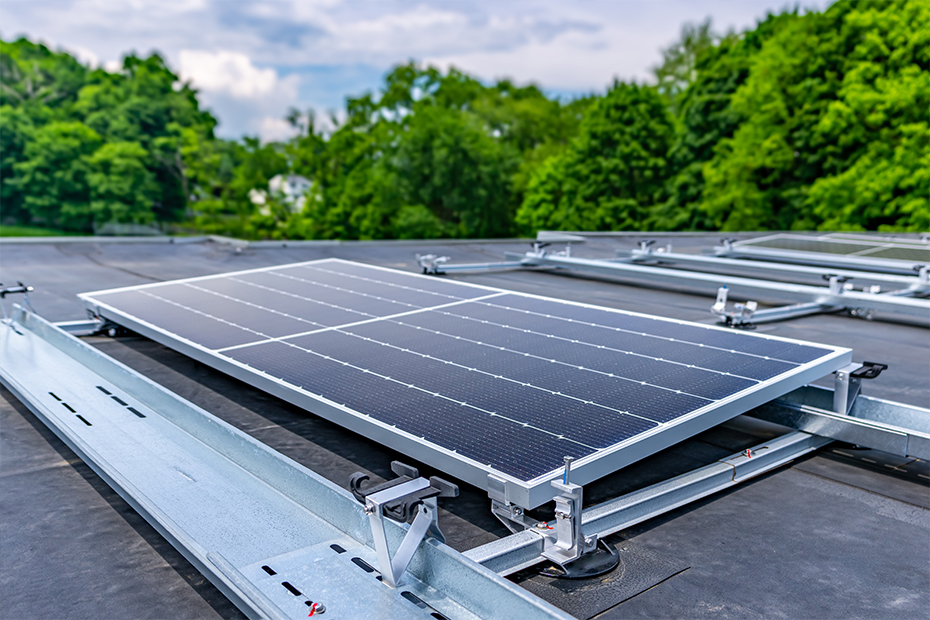Installation de panneaux solaires sur une toiture plate, solution idéale pour les grandes surfaces.