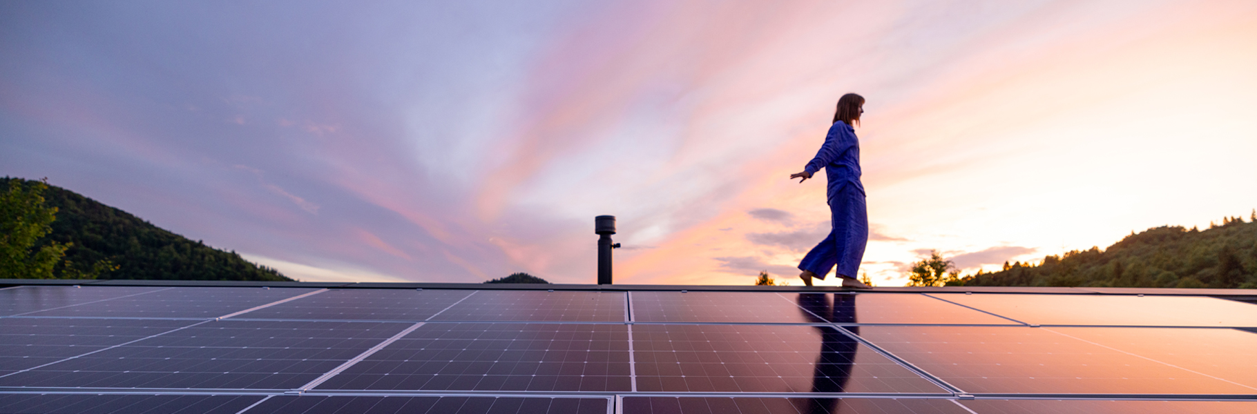 Nova Sol – Votre maison à l’heure du solaire Maison équipée de panneaux solaires sous un ciel ensoleillé – Transition vers l’énergie solaire avec Nova Sol